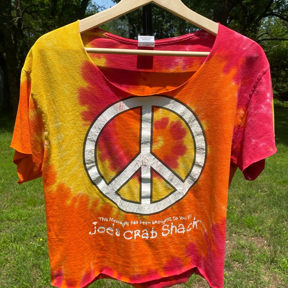 Joe’s Crab Shack Cropped Tie-Dye T-Shirt